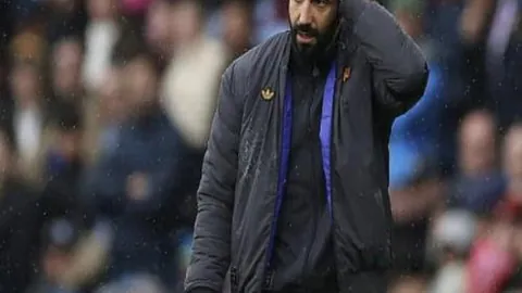 “西汉姆恐跌入降级深渊，球员薪资或腰斩！锁定英超直播，见证变革时刻！”