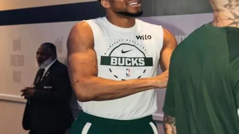 “成都世乒赛志愿者涂鸦T恤点亮团体赛热情氛围”